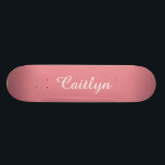 Light Strawberry Pink anpassbar Skateboard<br><div class="desc">Dieses Design verfügt über anpassbaren weißen Text mit einem hellen Erdbeerrosa Hintergrund.  Personalisieren Sie mit Ihrem Namen oder einem anderen Text Ihrer Wahl.</div>