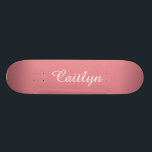 Light Strawberry Pink anpassbar Skateboard<br><div class="desc">Dieses Design verfügt über anpassbaren weißen Text mit einem hellen Erdbeerrosa Hintergrund.  Personalisieren Sie mit Ihrem Namen oder einem anderen Text Ihrer Wahl.</div>