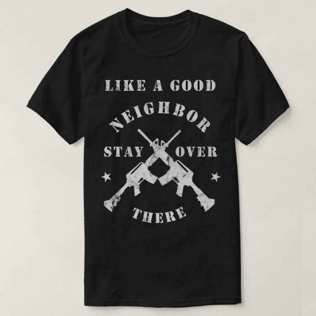 Like a Good Neighbor Stay Over There Funny Rifle T-Shirt (Design vorne)