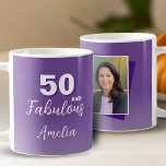 Lila 50 und fabelhaftes 50. Geburtstag Foto Kaffeetasse<br><div class="desc">Lila 50 und fabelhafte 50. Geburtstagsparty Foto Tasse. Personalisieren Sie die Tasse mit Ihrem Foto,  Ihrem Namen und der Altersnummer. Es ist großartig für die Geburtstagsfeier einer Frau.</div>