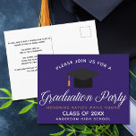 Lila Abschluss-Klasse des benutzerdefinierten Part Postkarte<br><div class="desc">Eine klassische,  maßgeschneiderte Graduierungsparty lädt Postcard in hübschem lila und Gold für eine High School,  Uni oder Universität aus der Klasse von 2022 ein. Anpassen mit Ihrem Schulnamen und schließ-Klasse unter der schönen Kalligrafie für einen großen personalisierten Absolvent Einladungskarte.</div>