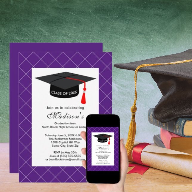 Lila Abschluss-Klasse mit 20XX schwarzer Grad Einladung (Purple Graduation Class of 2021 Black Grad Cap Invitation)