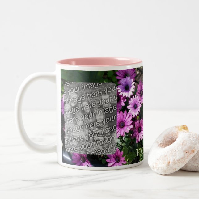 Lila afrikanische Daisy-Blume rahmen Ihr Foto hinz Zweifarbige Tasse (Mit Donut)
