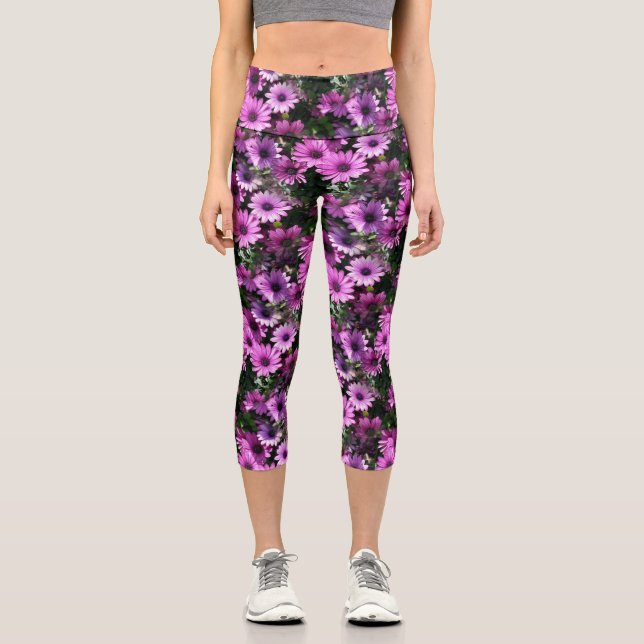 Lila afrikanisches Daisy-Blume Naturmuster Capri Leggings (Vorderseite)