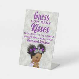 Lila Afro Puff Princess |Wie viele Kisses Game Sockelschild
