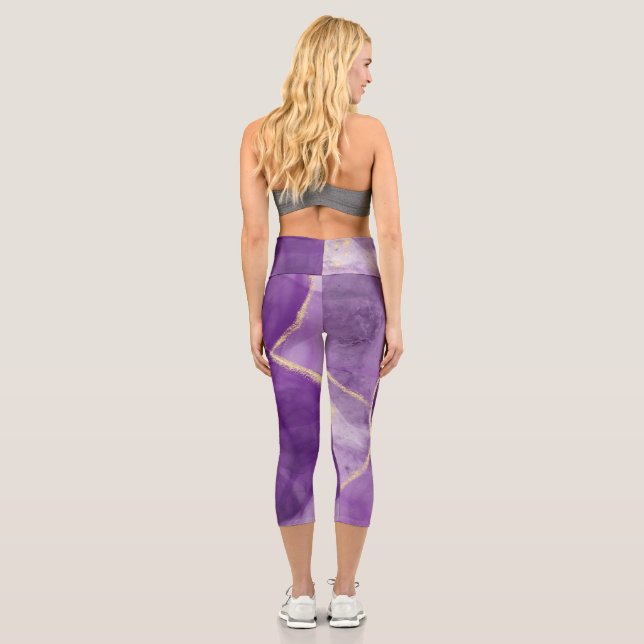 Lila Alkohol am Steuer mit Goldenen Fitnessstudio  Capri Leggings (Rückseite)