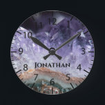 Lila Amethyst Stone Crystals Geode Foto Custom Runde Wanduhr<br><div class="desc">Foto nah-up eines lila Amethystone-Geodes mit einem anpassbaren Namen für ein personalisiertes Geschenk für jemanden,  der Lieben Steine und Mineralien.</div>
