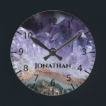 Lila Amethyst Stone Crystals Geode Foto Custom Runde Wanduhr<br><div class="desc">Foto nah-up eines lila Amethystone-Geodes mit einem anpassbaren Namen für ein personalisiertes Geschenk für jemanden,  der Lieben Steine und Mineralien.</div>