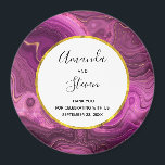 Lila Amethyst und Gold Agate Hochzeit Vielen Dank Magnet<br><div class="desc">Ein Hochzeitsdankmagnet mit elegantem abstraktem Design. Dunkle,  lila Amethystfarbe mit goldfarbenen Streifen,  die zwischen Schichten eingebettet sind. Reich und schön gestaltet. Oben platziert ist ein weißer Rahmen mit einem goldenen Rahmen aus Imitat,  der den personalisierten Text enthält.</div>
