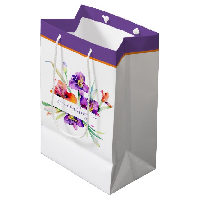Lila Aquarellfarbe Iris personalisiert Mittlere Geschenktüte (Vorderseite Schrägansicht)