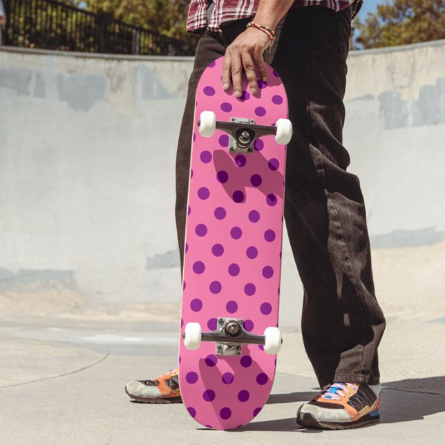 Lila auf rosa Polka Dots Design Skateboard (Von Creator hochgeladen)