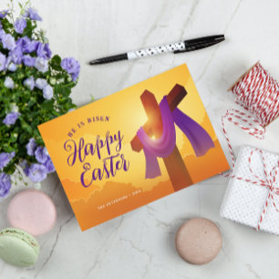 Lila Ausschlag über Kreuz   Glückliche Ostergrussk Einladung
