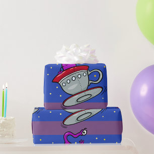Lila Außerirdischer in Teetassen-Raumschiff Geschenkpapier