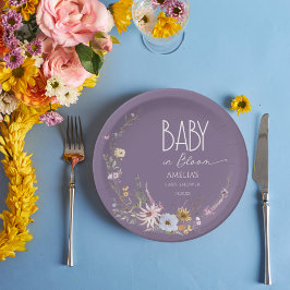 Lila Baby mit Blumenweich in der Papierplatte Pappteller