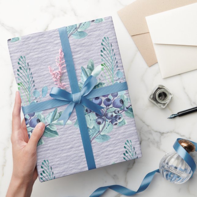 Lila Beeren und Blaue Federn auf Lila Boden Geschenkpapier (Schenken)