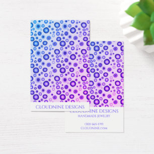 Lila Blasen mit Nekklace-Juwelendisplay