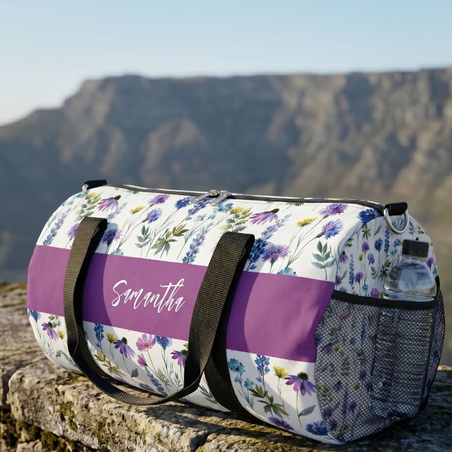 Lila Blaue Aquarell-Wildblumen-Monogramm Duffle Bag (Von Creator hochgeladen)