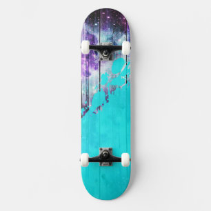 Lila, blaue und aquamarine hölzerne Planken u. Skateboard