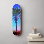 Lila blauer Palmbaum, Cooler Retro Vintag trendy Skateboard<br><div class="desc">Machen Sie sich bereit, die warme Sonne auf Ihren Straßen zu genießen, wenn Sie dieses wilde, farbenfrohe Skateboard eines mächtigen kalifornischen Palmen mit einem Vintagen Aussehen, bedrücktem lila, blauen und roten Hintergrund benutzen. Macht jedes Mal, wenn Sie auf dem Bürgersteig surfen, ein cooles und lustiges Retro-Statement. Ein tolles Geschenk für...</div>
