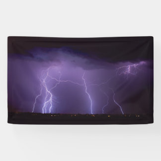 Lila Blitz in einem Nachtwüsten-Gewitter Banner
