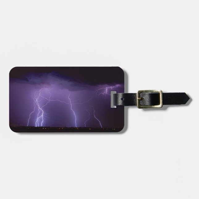 Lila Blitz in einem Nachtwüsten-Gewitter Gepäckanhänger (Vorderseite horizontal)