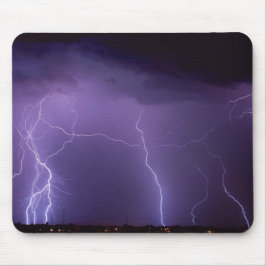 Lila Blitz in einem Nachtwüsten-Gewitter Mousepad