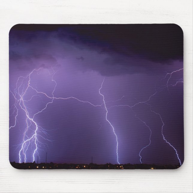 Lila Blitz in einem Nachtwüsten-Gewitter Mousepad (Vorne)