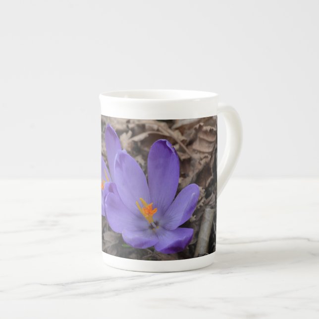 Lila blühendes Woodland Crocus Prozellantasse (Vorderseite Rechts)