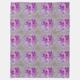 Lila Blume auf silbernes Grau-Fleece-Decke Fleecedecke