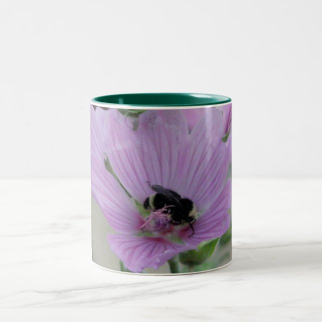 Lila Blume mit Biene Zweifarbige Tasse (Mittel)