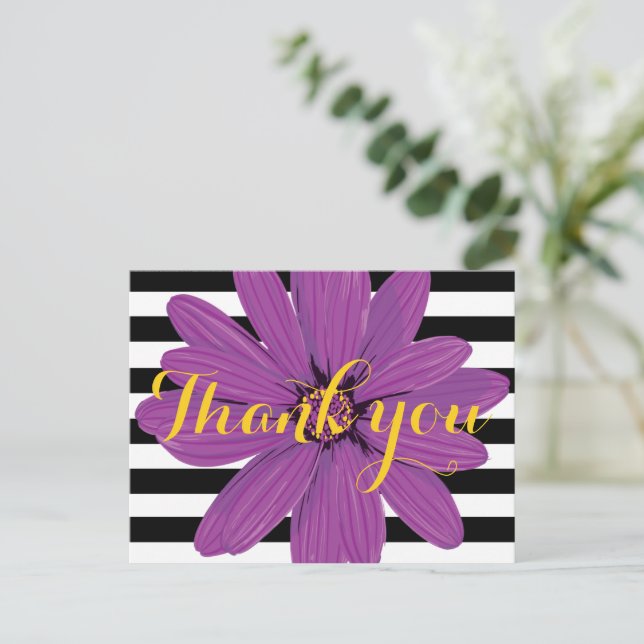 Lila Blume Schwarzweiß-Streifen Postkarte (Stehend Vorderseite)