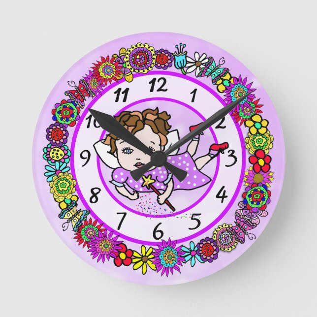 Lila Blume und Schmetterlinge Whimsical Runde Wanduhr (Vorderseite)