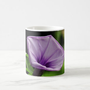 Lila Blume zum grünen Hintergrund Kaffeetasse