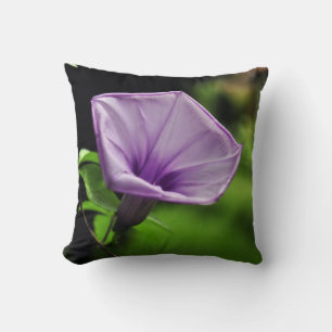 Lila Blume zum grünen Hintergrund Kissen