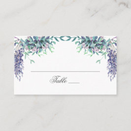 Lila Blumen. Hochzeit im Garten mit Blumen. Lavend Platzkarte