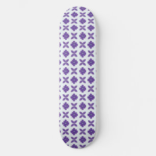 Lila Blumen mit hellem Hintergrund Skateboard