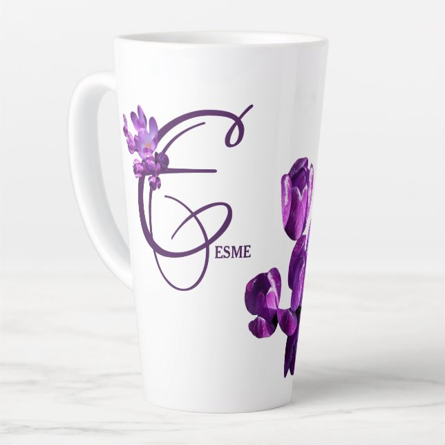 Lila Blumen Monogramm Esme Name individuell anpass Milchtasse (Linke Ecke)