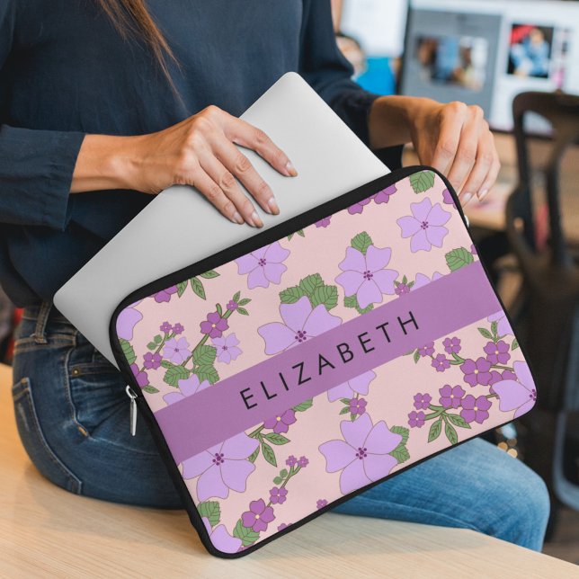 Lila Blumen, Muster von Blume, Ihr Name Laptopschutzhülle (Von Creator hochgeladen)