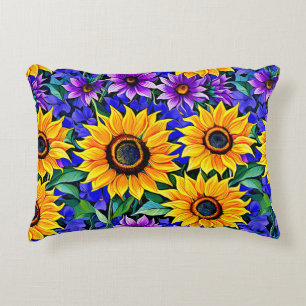 Lila Blumen und gelbe Sonnenblumen Dekokissen