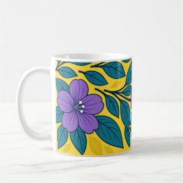 Lila Blumen und Türkisblätter auf gelbem Hintergru Kaffeetasse