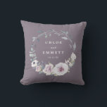 Lila Blumenbridal Wedding Couple Kissen<br><div class="desc">Elegante und schicke, violette Blumen schaffen einen schönen Kranz. Es gibt einen Rahmen für die Namen des Ehepaares und das Hochzeitstag. Die Neuvermählten werden mit dieser schönen Erinnerung ihres besonderen Tages Liebe finden. Dieses personalisierte Hochzeitskissen ist Teil der Kollektion Blush Violet. Es enthält viele Geschenkideen für die Neuvermählten, Brautparty oder...</div>