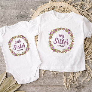 Lila Blumengirlande Große Schwester Name Baby T-shirt