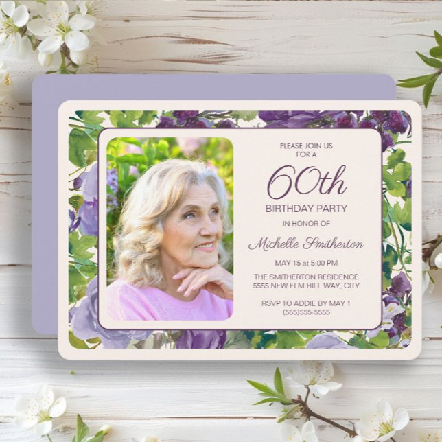Lila Blumengrün Blätter 60. Geburtstag Foto Einladung (Elegant purple watercolor floral and greenery 60th birthday party photo invitation)
