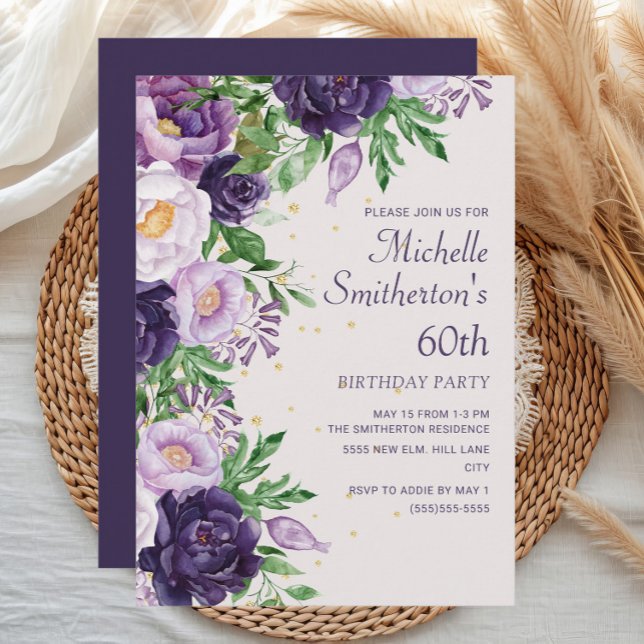 Lila Blumenkohl-Glitzer 60. Geburtstag Einladung (Elegant purple watercolor floral women's 60th birthday party invitation)