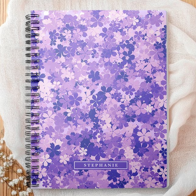 Lila Blumenmuster Violett Blossom Muster Notizblock (Add a touch of blooming charm to your daily journaling with this purple floral personalized notebook)