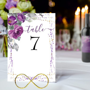 Lila Blumenzettel und elegante Script-Hochzeit Tischnummer
