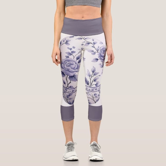 Lila Blüte mit dunkler Lila Band Capri Leggings (Vorderseite)