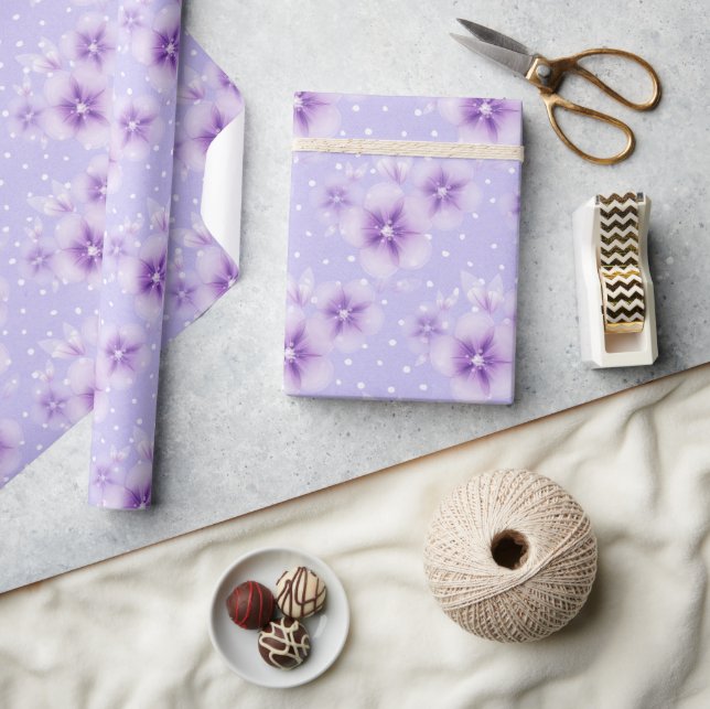 Lila Blüten auf Punkten Geschenkpapier (Kunsthandwerk)