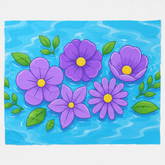 Lila Blüten mit grünen Blättern auf blauem Wasser Fleecedecke