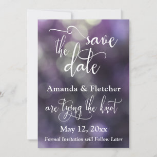 Lila Bokeh Light & Typografie 32 Save the Date